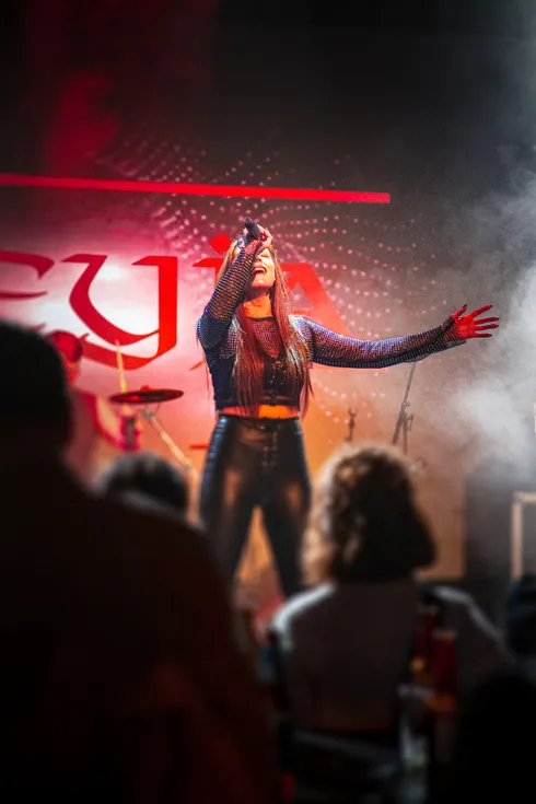 Freyja en concierto - Momento épico en el escenario