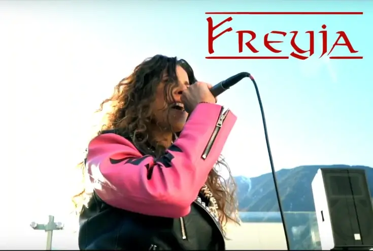 Screenshoot del video de youtube Another Brick in the Wall / Eye of the Tiger - FREYJA (Cover)